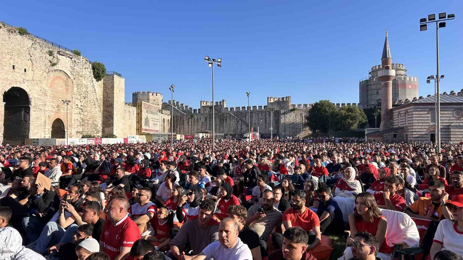 tarihi yedikule hisarinda milli mac coskusu 1 8BtXgAar