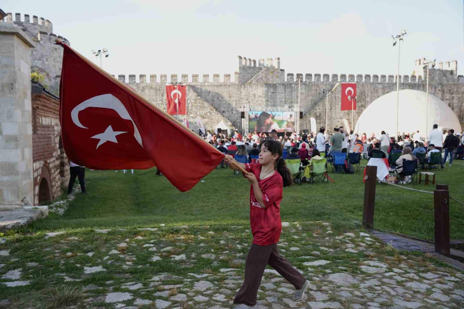 tarihi yedikule hisarinda milli takima destek 1 vp5NwRwf