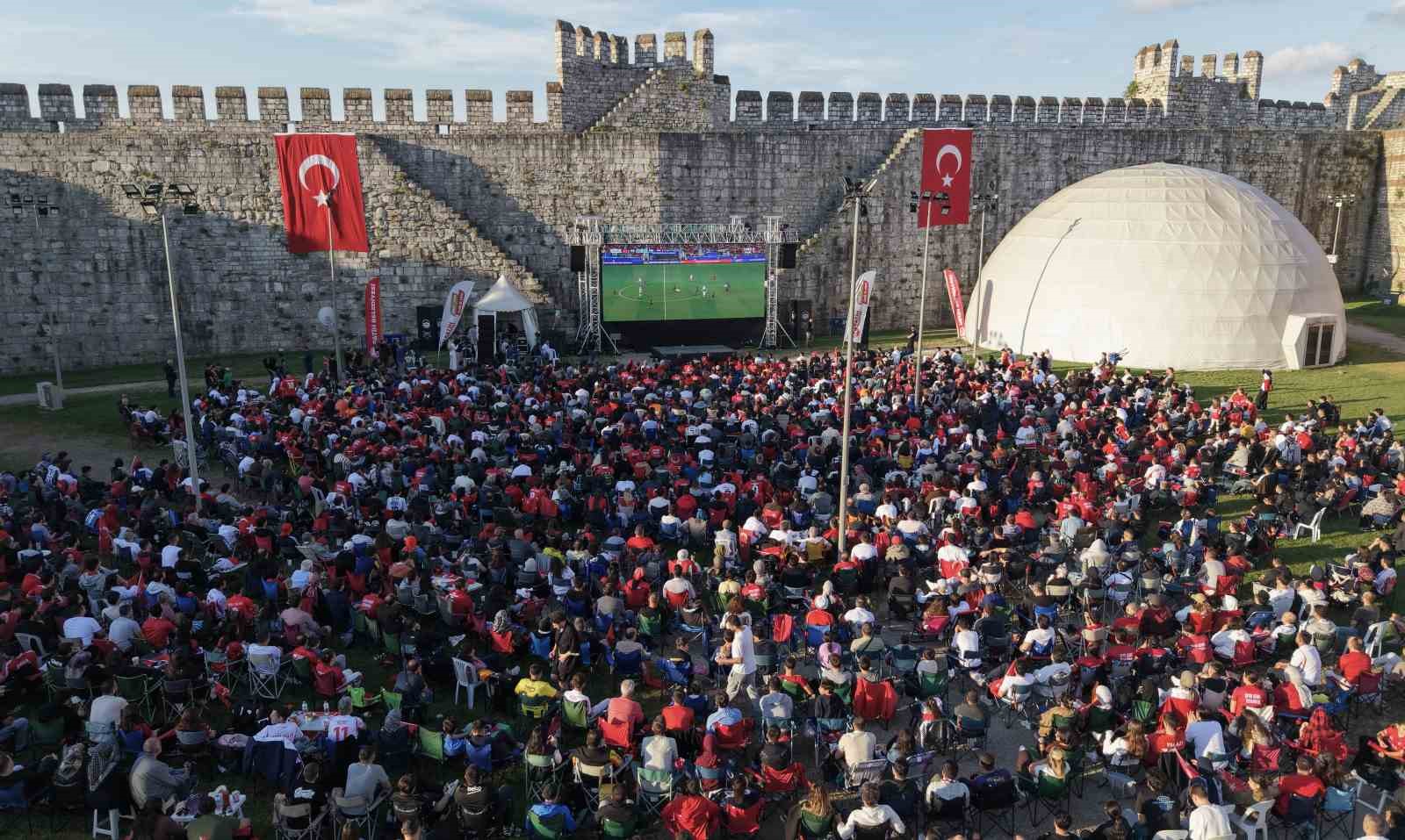tarihi yedikule hisarinda milli takima destek 3 mGtYR8bH