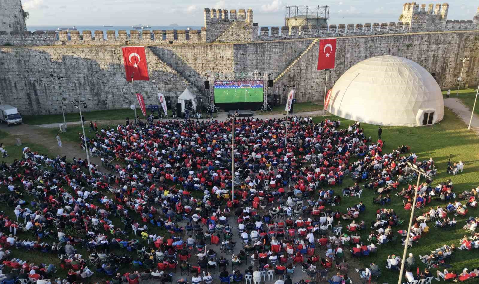 tarihi yedikule hisarinda milli takima destek 4 B8kOnrNq
