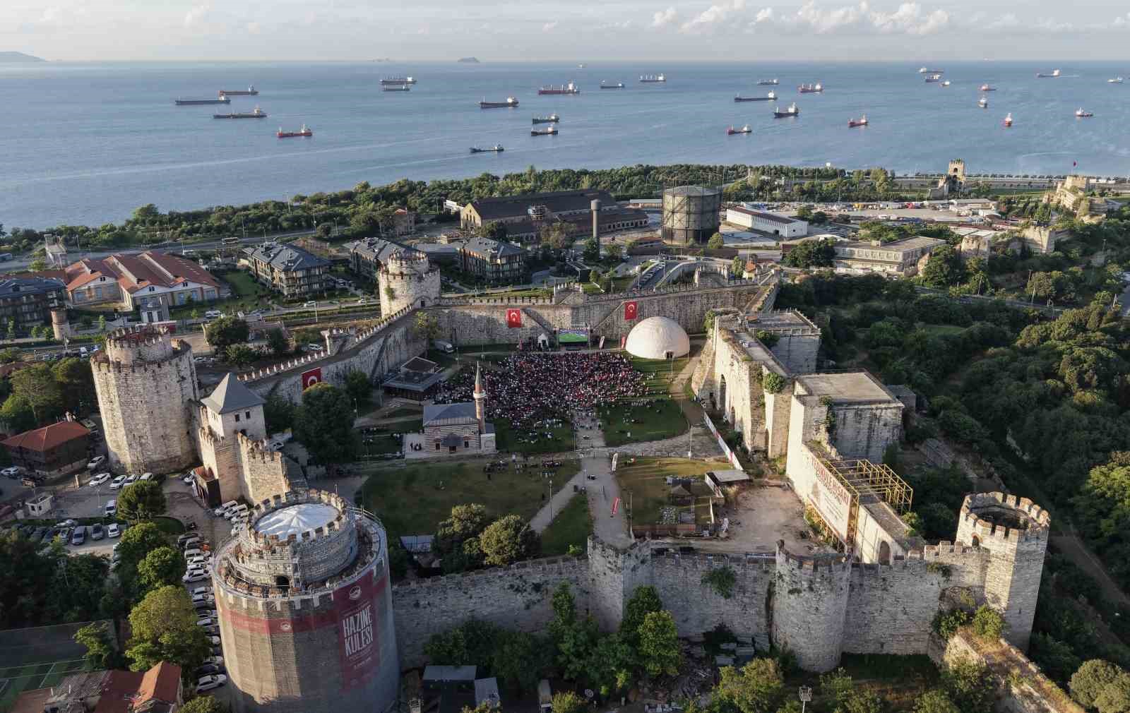 tarihi yedikule hisarinda milli takima destek 5