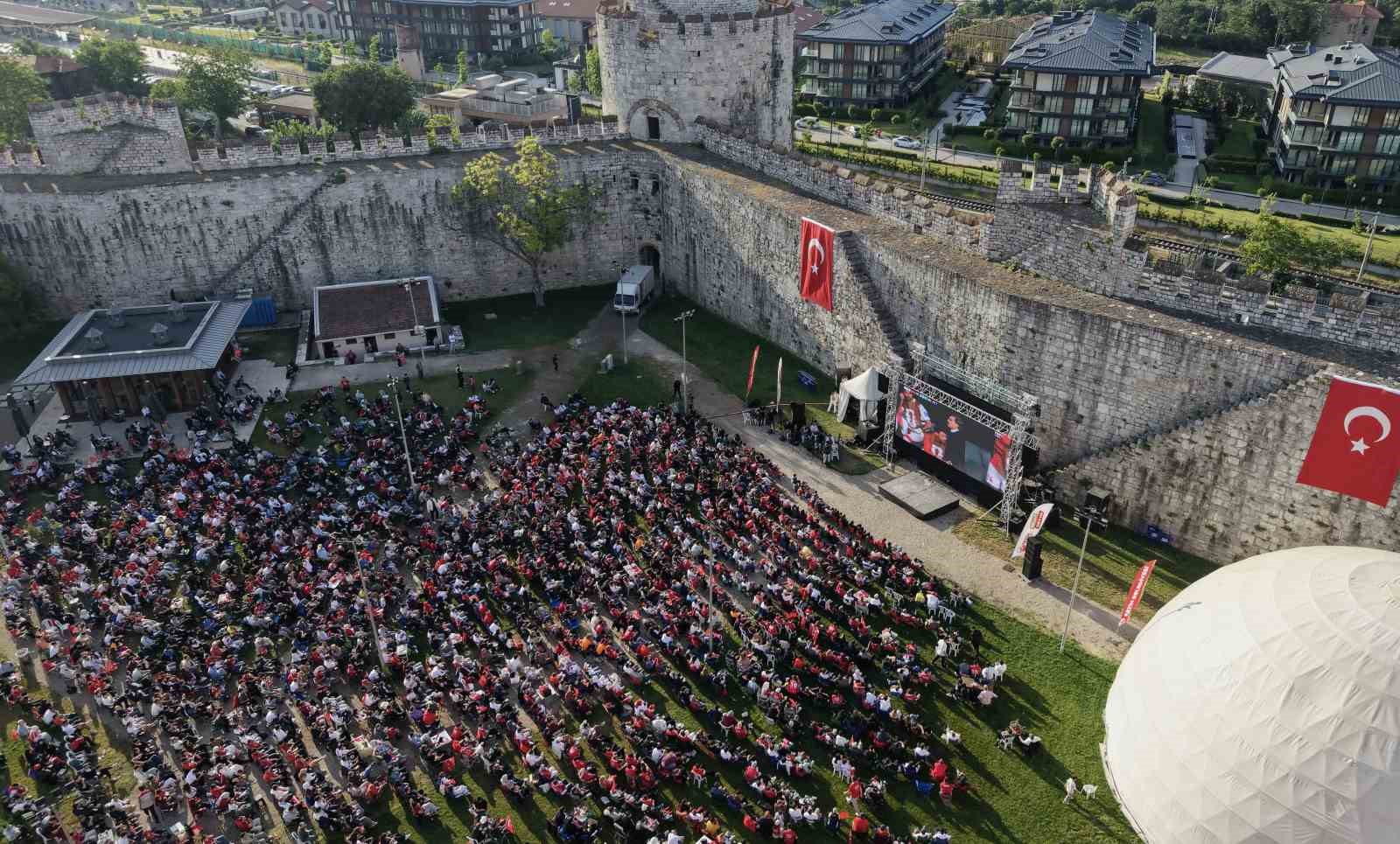 tarihi yedikule hisarinda milli takima destek 6 mlFEsriL
