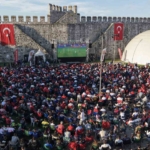 tarihi-yedikule-hisarinda-milli-takima-destek-fFWNMpxa.jpg
