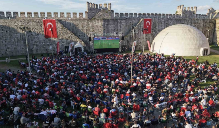tarihi-yedikule-hisarinda-milli-takima-destek-fFWNMpxa.jpg