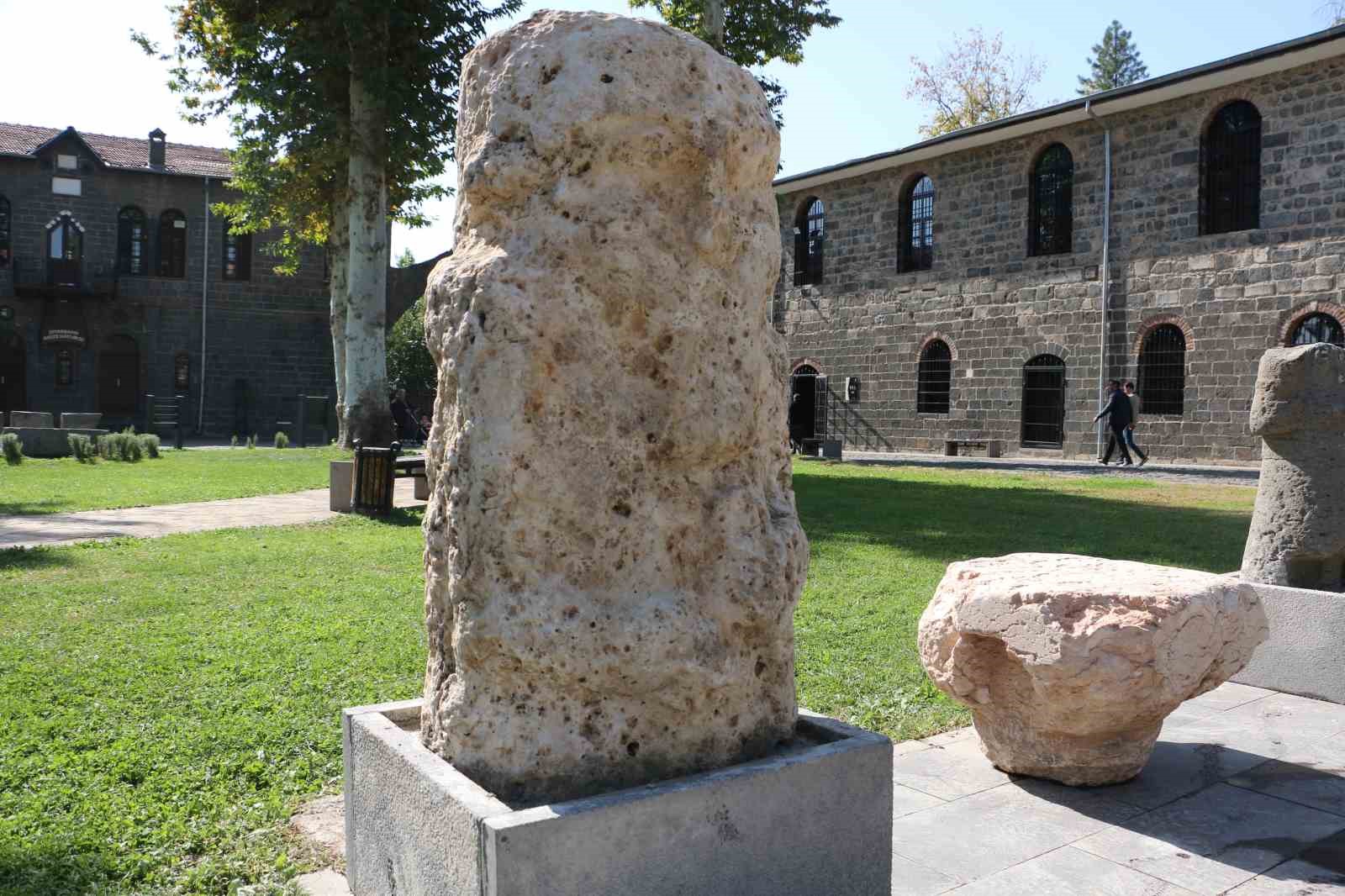 tarihteki ilk kral sargonun iki heykeli diyarbakir muzesinde ziyarete acildi 1