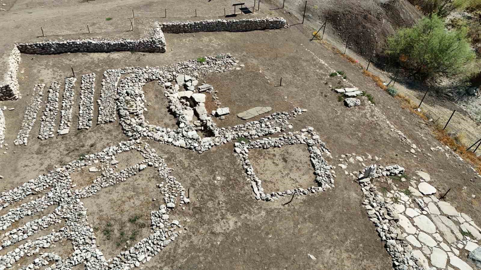 Tarihteki ilk musalla taşının bir parçası 12 bin yıllık Çayönü’ndeki Kafataslı yapıda, diğer parçası Diyarbakır Müzesi’nde sergileniyor 5 tarihteki ilk musalla tasinin bir parcasi 12 bin yillik cayonundeki kafatasli yapida diger parcasi vnhXpgV4