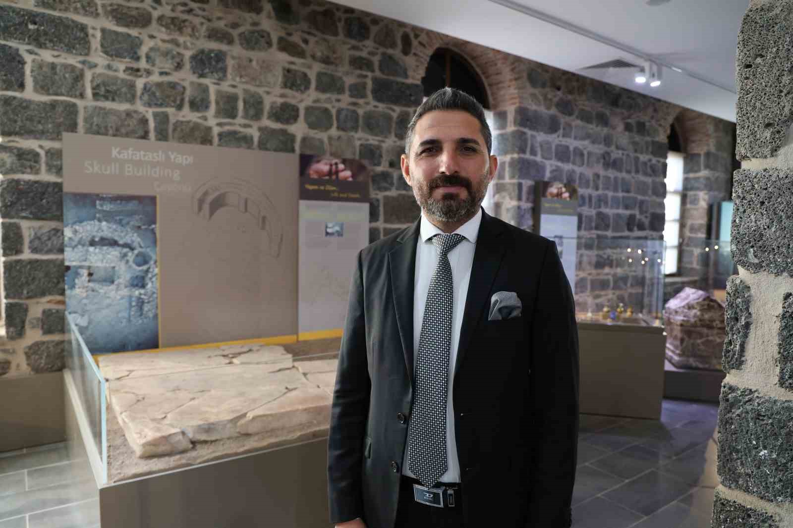 Tarihteki ilk musalla taşının bir parçası 12 bin yıllık Çayönü’ndeki Kafataslı yapıda, diğer parçası Diyarbakır Müzesi’nde sergileniyor 6 tarihteki ilk musalla tasinin bir parcasi 12 bin yillik cayonundeki kafatasli yapida diger parcasi