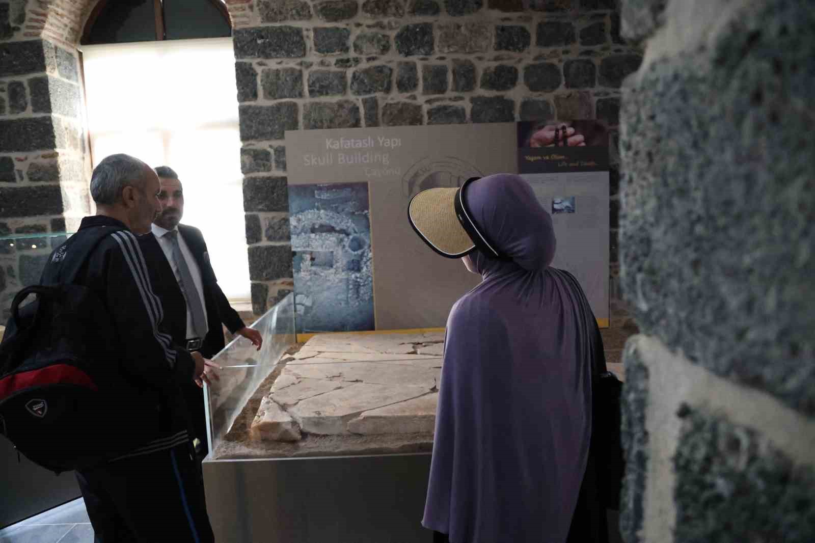 Tarihteki ilk musalla taşının bir parçası 12 bin yıllık Çayönü’ndeki Kafataslı yapıda, diğer parçası Diyarbakır Müzesi’nde sergileniyor 8 tarihteki ilk musalla tasinin bir parcasi 12 bin yillik cayonundeki kafatasli yapida diger parcasi