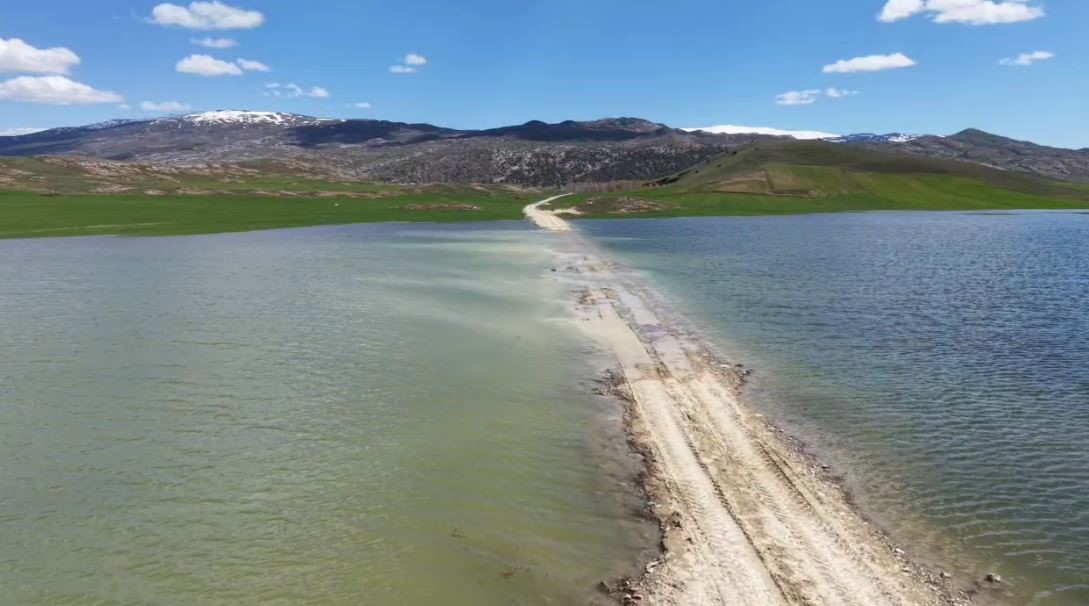 Tarım arazileri sular altında kaldı, 30 hane ile ulaşım kesildi 5 tarim arazileri sular altinda kaldi 30 hane ile ulasim kesildi 1 IjiGQ7Xr