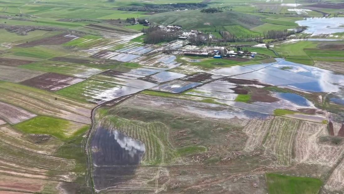 Tarım arazileri sular altında kaldı, 30 hane ile ulaşım kesildi 7 tarim arazileri sular altinda kaldi 30 hane ile ulasim kesildi 3 ZldVnuTu