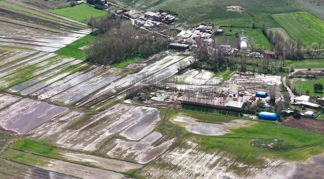 Tarım arazileri sular altında kaldı, 30 hane ile ulaşım kesildi 8 tarim arazileri sular altinda kaldi 30 hane ile ulasim kesildi 4