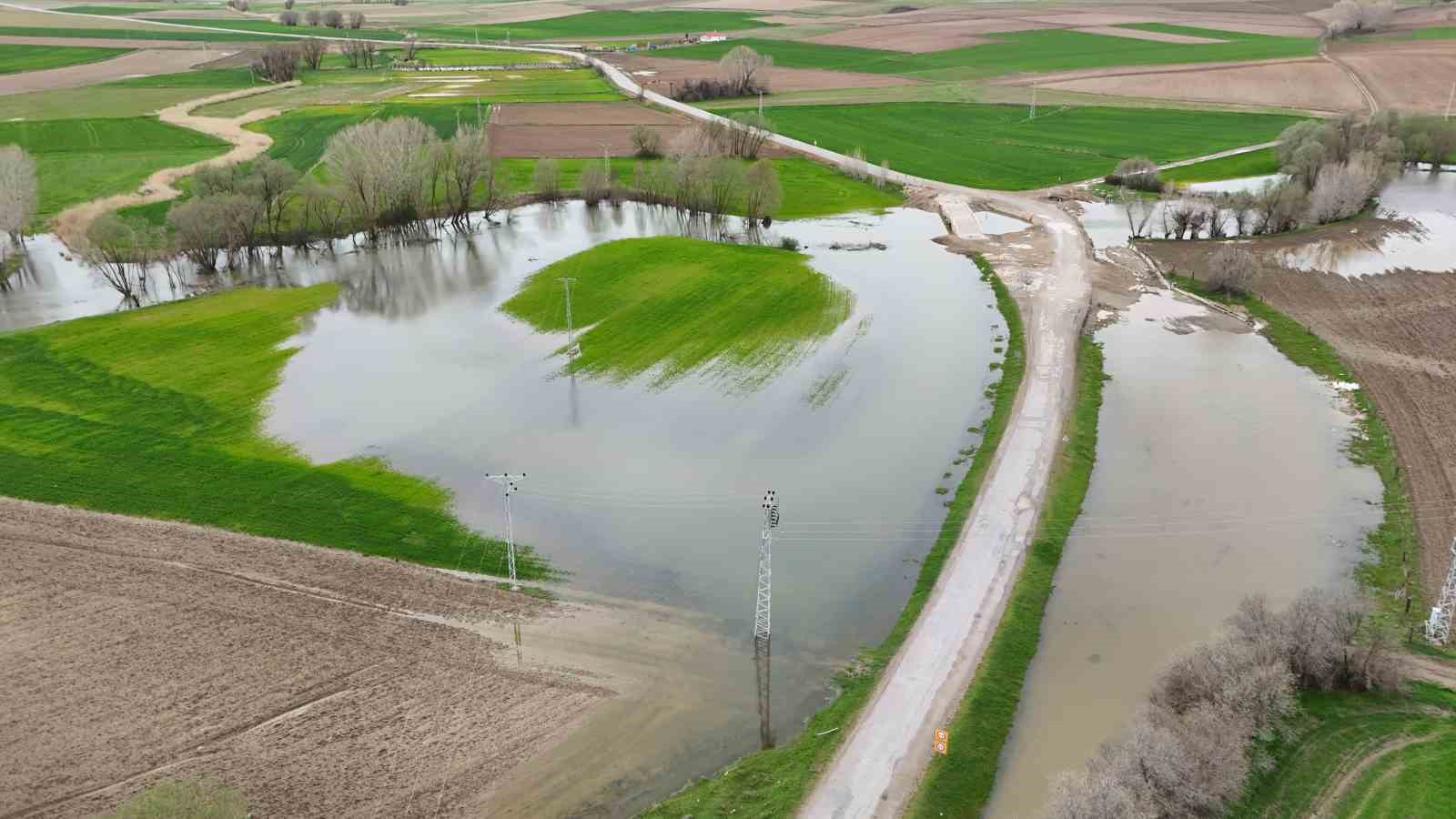 tarim arazilerini sular altinda birakan kanak cayi dronla goruntulendi 2 AstUH7mm