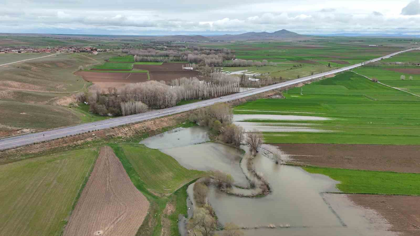 tarim arazilerini sular altinda birakan kanak cayi dronla goruntulendi 4 8UDOHBnU