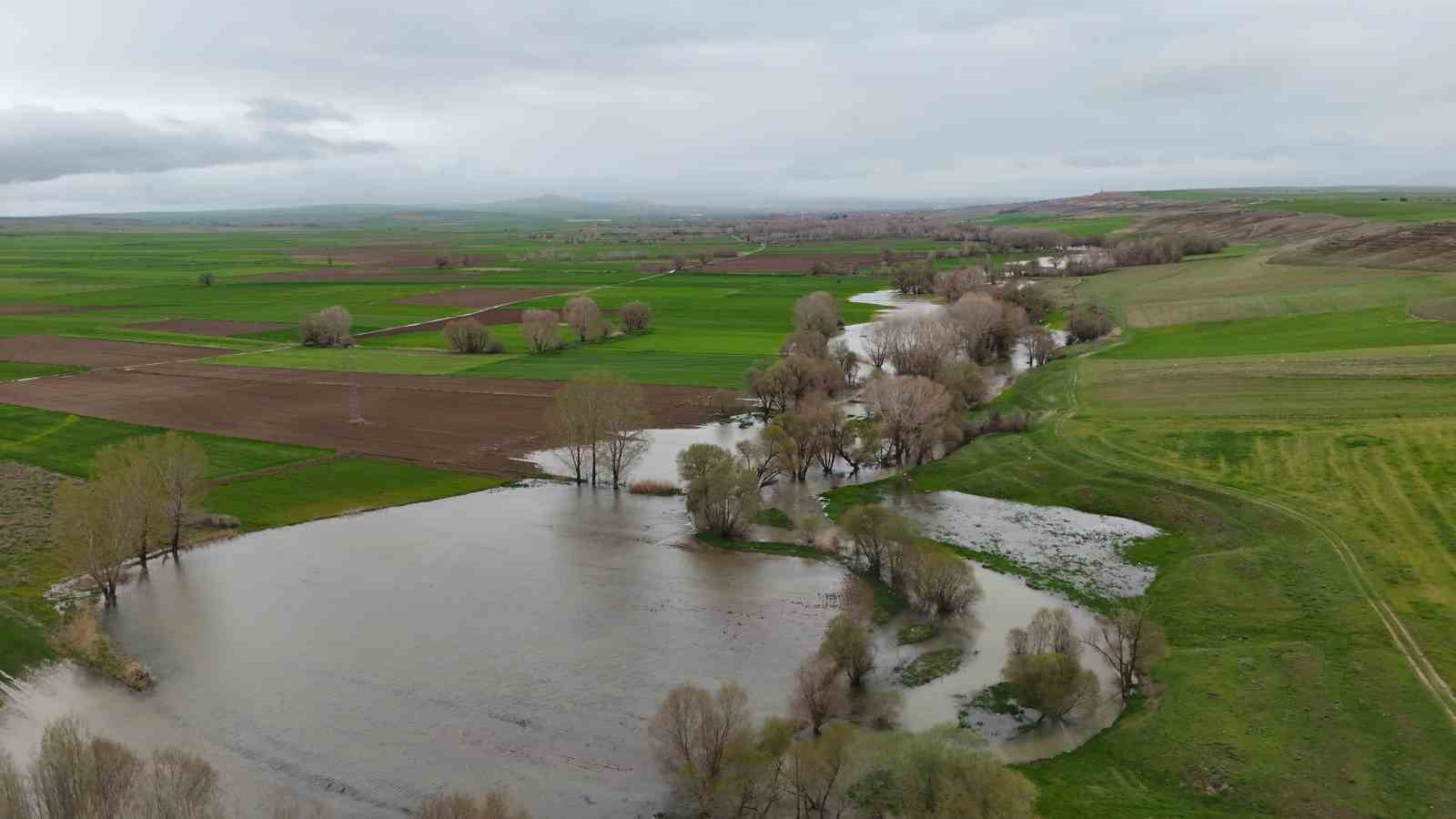 tarim arazilerini sular altinda birakan kanak cayi dronla goruntulendi 5 ClDM4CGL