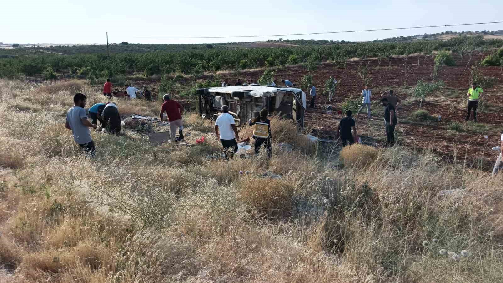 tarim iscilerini tasiyan minibus devrildi 22 yarali 3 ikSpgP2S