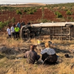 tarim-iscilerini-tasiyan-minibus-devrildi-22-yarali-l5C9mD3I.jpg