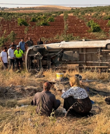tarim-iscilerini-tasiyan-minibus-devrildi-22-yarali-l5C9mD3I.jpg