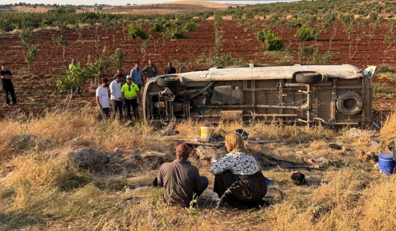 tarim-iscilerini-tasiyan-minibus-devrildi-22-yarali-l5C9mD3I.jpg