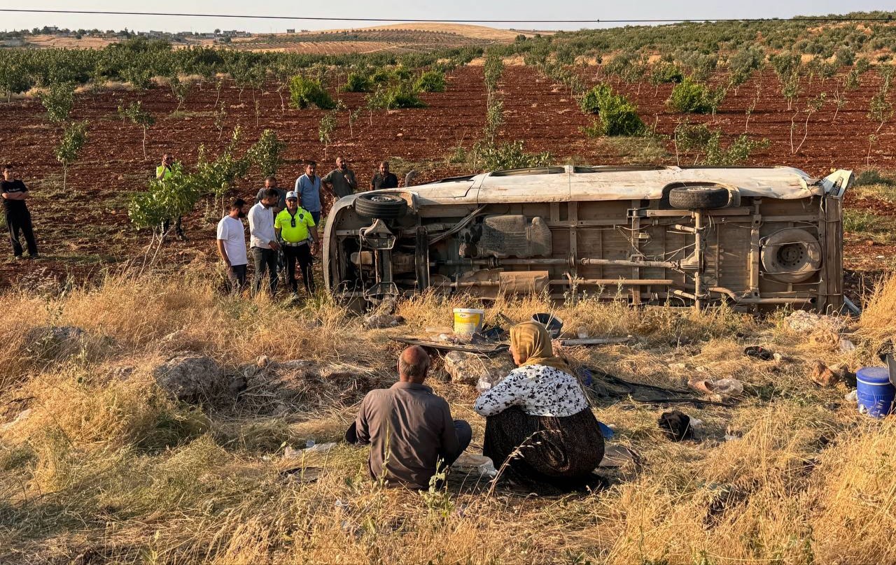 tarim-iscilerini-tasiyan-minibus-devrildi-22-yarali-l5C9mD3I.jpg