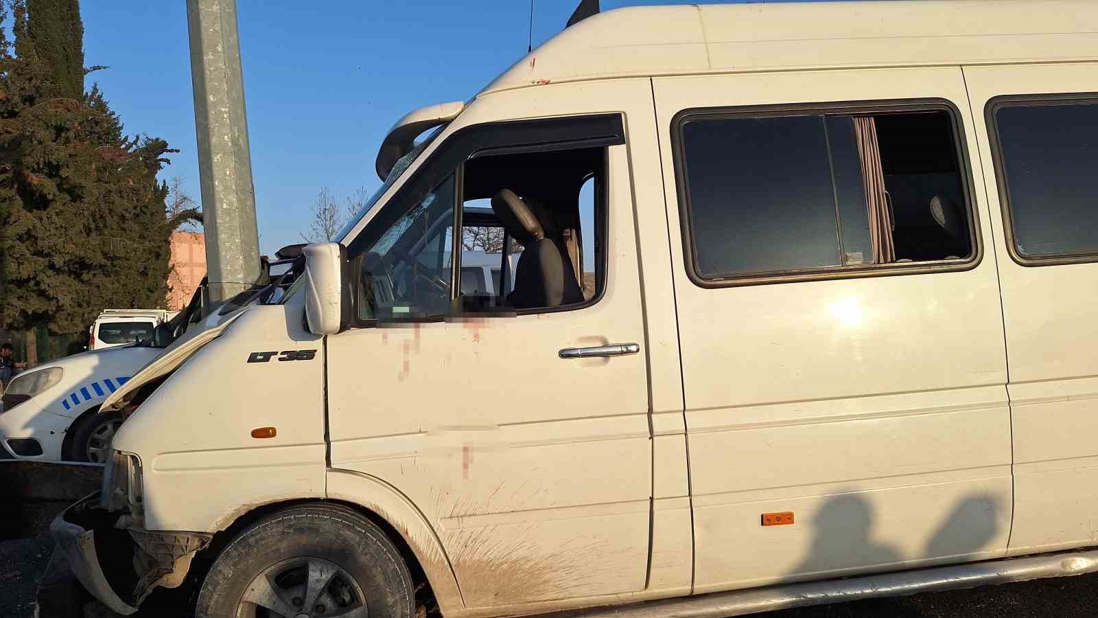 tarim iscilerini tasiyan minibus direge carpti 15 yarali 2 Rpm9A8M8