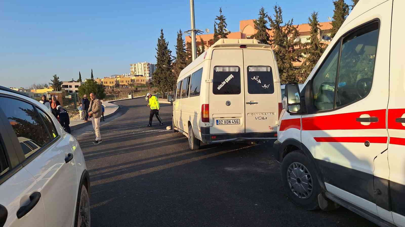 tarim iscilerini tasiyan minibus direge carpti 15 yarali 5 5bk4Nzid