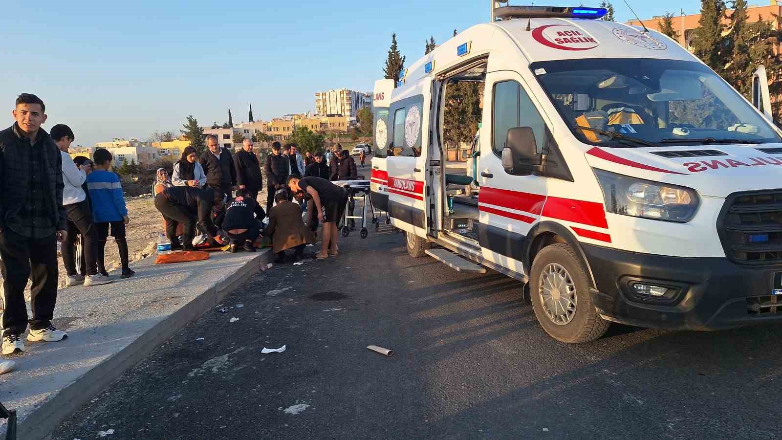 tarim iscilerini tasiyan minibus direge carpti 15 yarali 6 A41X8hvH