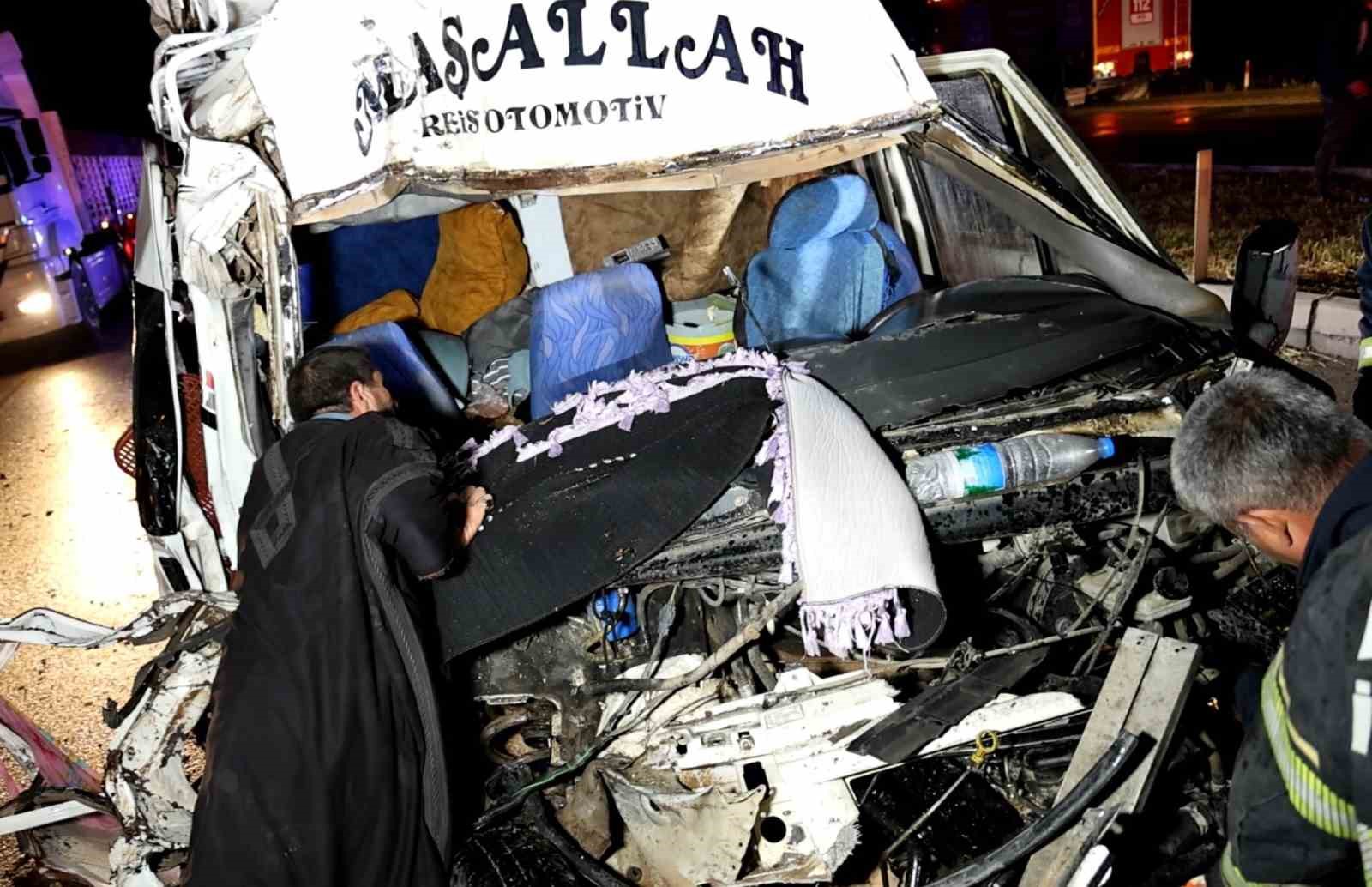 tarim iscilerini tasiyan minibus tira carpti 12 yarali 2 GCRHAHJD