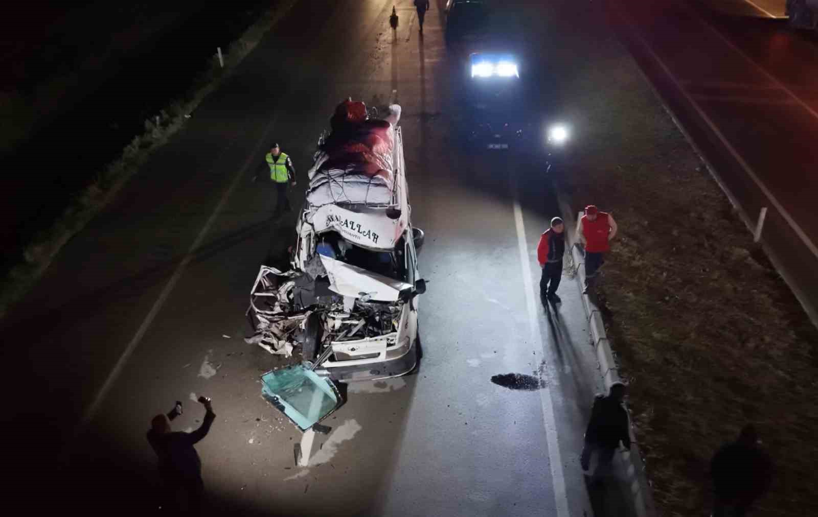 tarim iscilerini tasiyan minibus tira carpti 12 yarali 4 zlOHZu4a