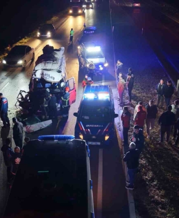 tarim-iscilerini-tasiyan-minibus-tira-carpti-12-yarali-gSGYNTpr.jpg