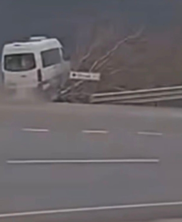 tarim-iscilerini-tasiyan-minibusun-sarampole-uctugu-kaza-kamerada-jQcr5b7P.jpg