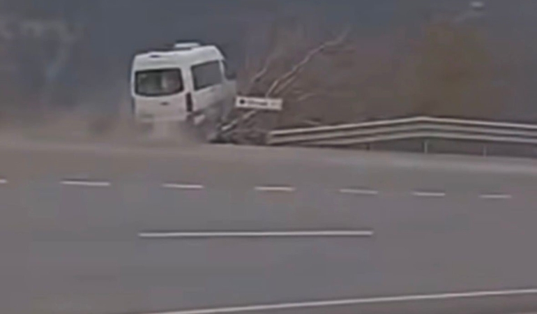 tarim-iscilerini-tasiyan-minibusun-sarampole-uctugu-kaza-kamerada-jQcr5b7P.jpg