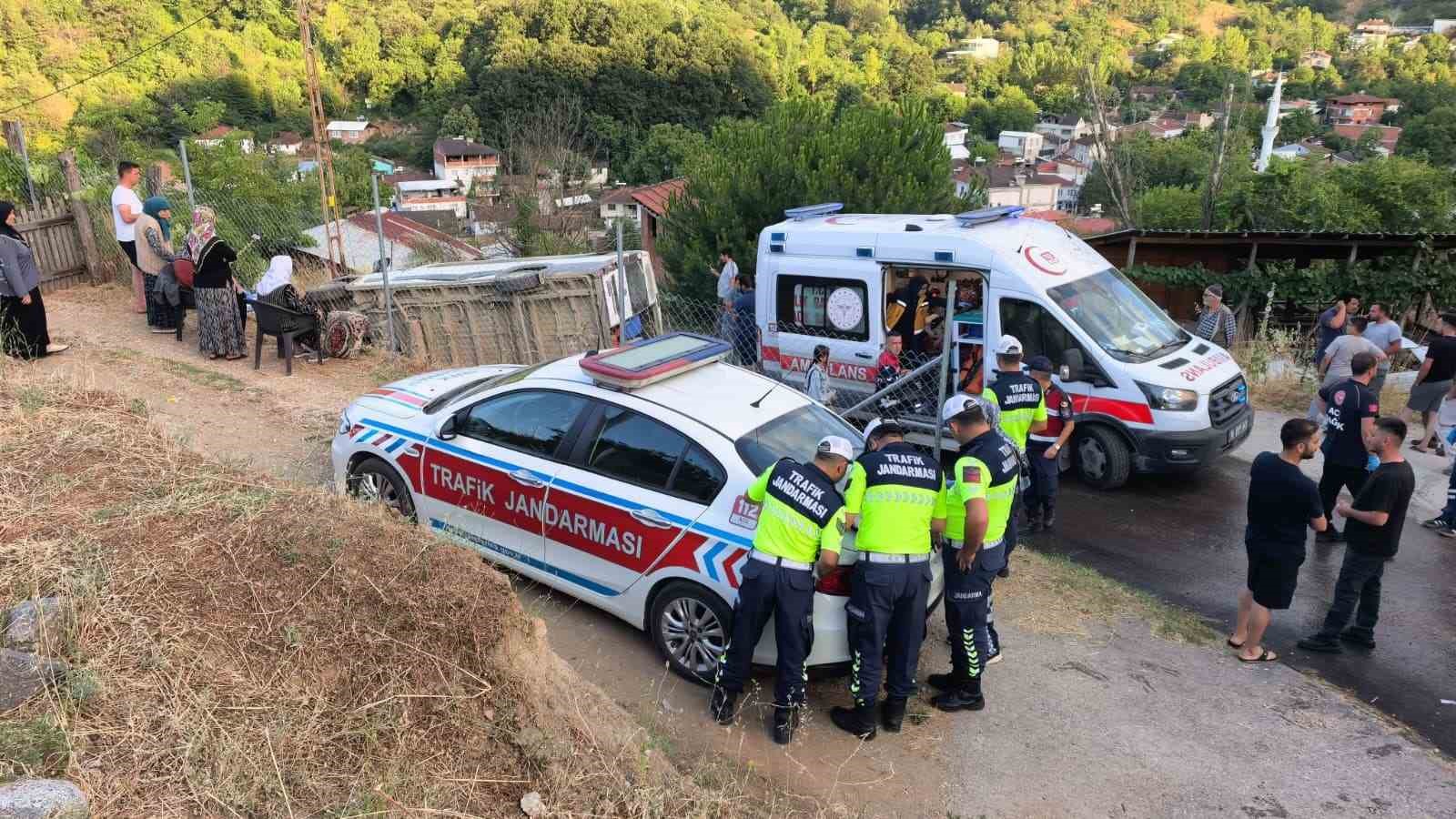 Tarım işçilerini taşıyan servis devrildi 6 işçi yaralı 4 tarim iscilerini tasiyan servis devrildi 6 isci yarali 0 YPWseRCQ