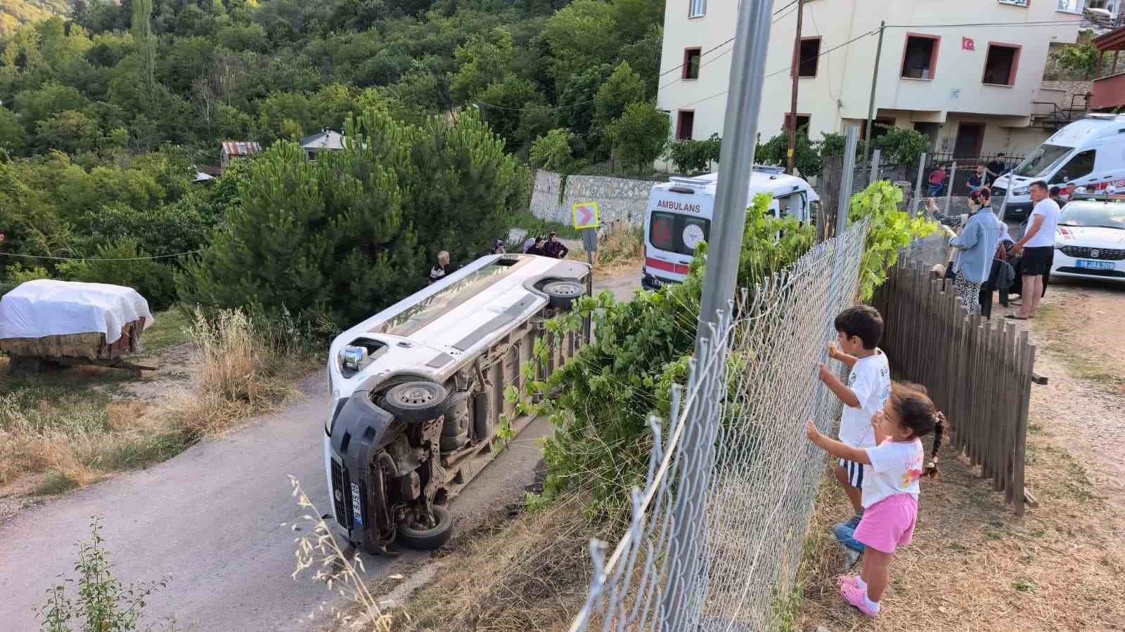 Tarım işçilerini taşıyan servis devrildi 6 işçi yaralı 7 tarim iscilerini tasiyan servis devrildi 6 isci yarali 3