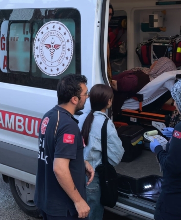 tarim-iscilerini-tasiyan-servis-devrildi-6-isci-yarali-J9xlNAP6.jpg