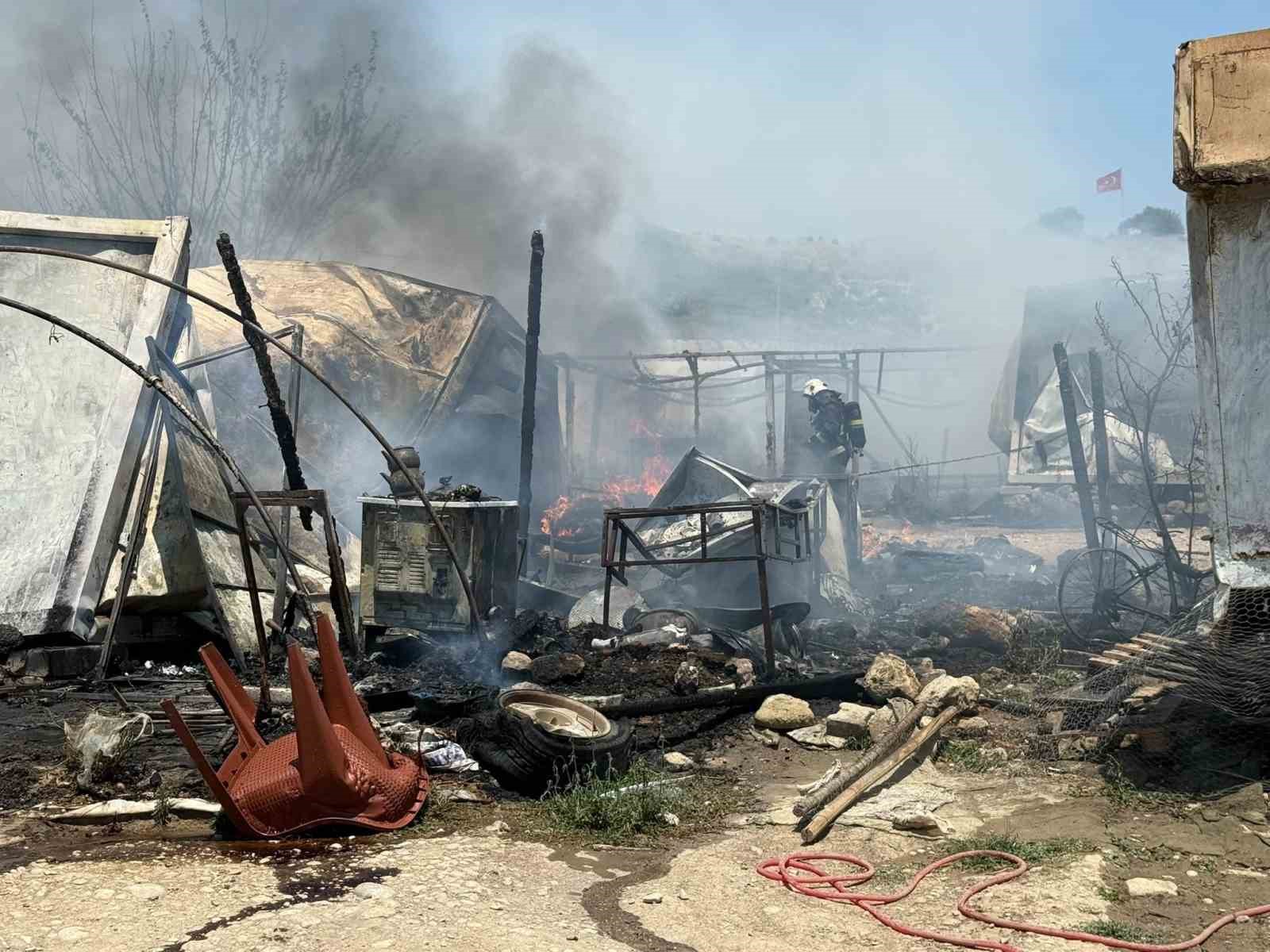 tarim iscisi annenin yangin gozyaslari 7 yildir kaldigi konteyner gozleri onunde kule dondu 8 JtTN4ZNt