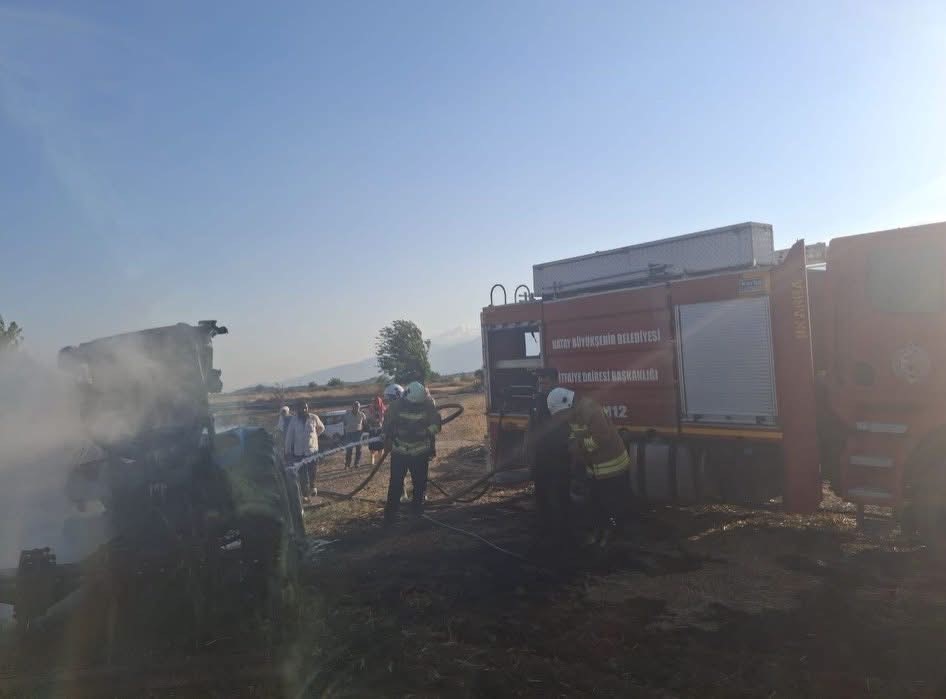 tarla surerken yanmaya baslayan traktor kullanilamaz hale geldi 0 HH2Tv95q