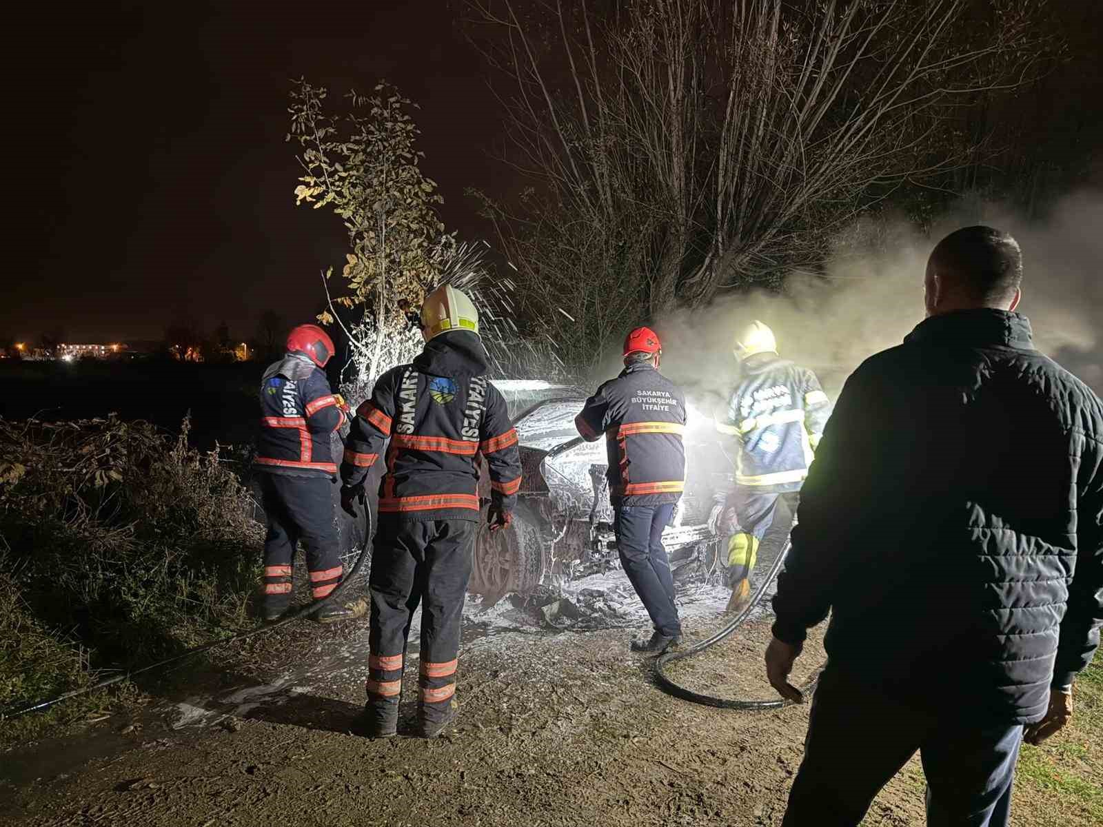 Tarlada park halindeki otomobil alev topuna döndü, geriye demir yığınları kaldı 5 tarlada park halindeki otomobil alev topuna dondu geriye demir yiginlari kaldi 1 SmZApw8Y