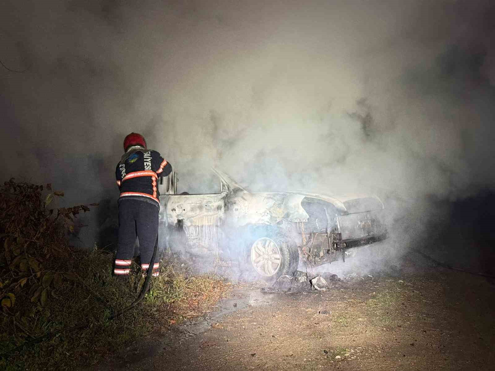 Tarlada park halindeki otomobil alev topuna döndü, geriye demir yığınları kaldı 6 tarlada park halindeki otomobil alev topuna dondu geriye demir yiginlari kaldi 2 Lej6IJ1q