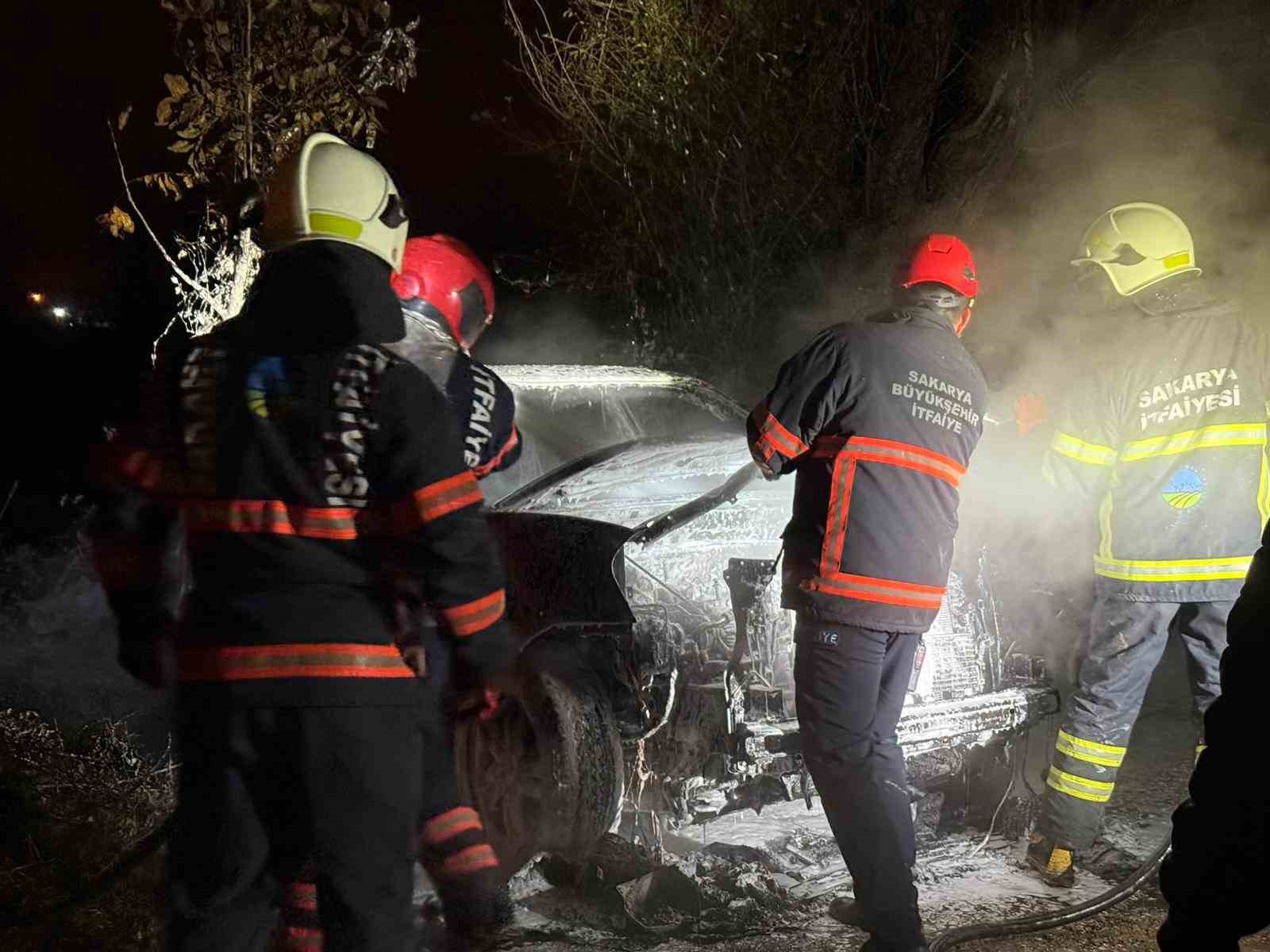 Tarlada park halindeki otomobil alev topuna döndü, geriye demir yığınları kaldı 8 tarlada park halindeki otomobil alev topuna dondu geriye demir yiginlari kaldi 4 SnsCTjP5