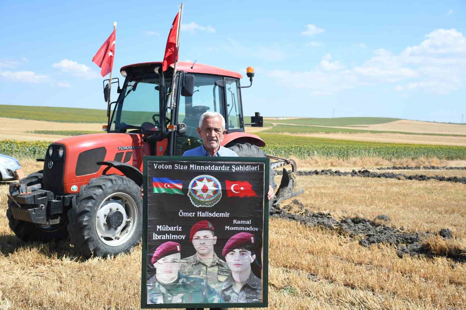 tarlaya 15 temmuz sehitlerimizi rahmetle aniyoruz yazdi 1 ulDzgXlC