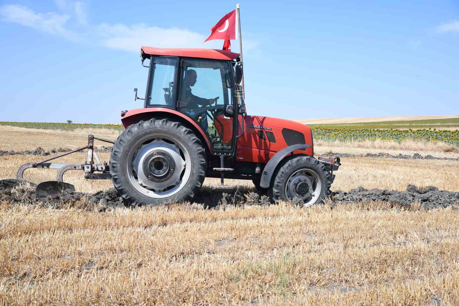 tarlaya 15 temmuz sehitlerimizi rahmetle aniyoruz yazdi 3 Py4GGjZO