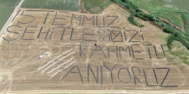 tarlaya-15-temmuz-sehitlerimizi-rahmetle-aniyoruz-yazdi-AwFEI6Vs.jpg