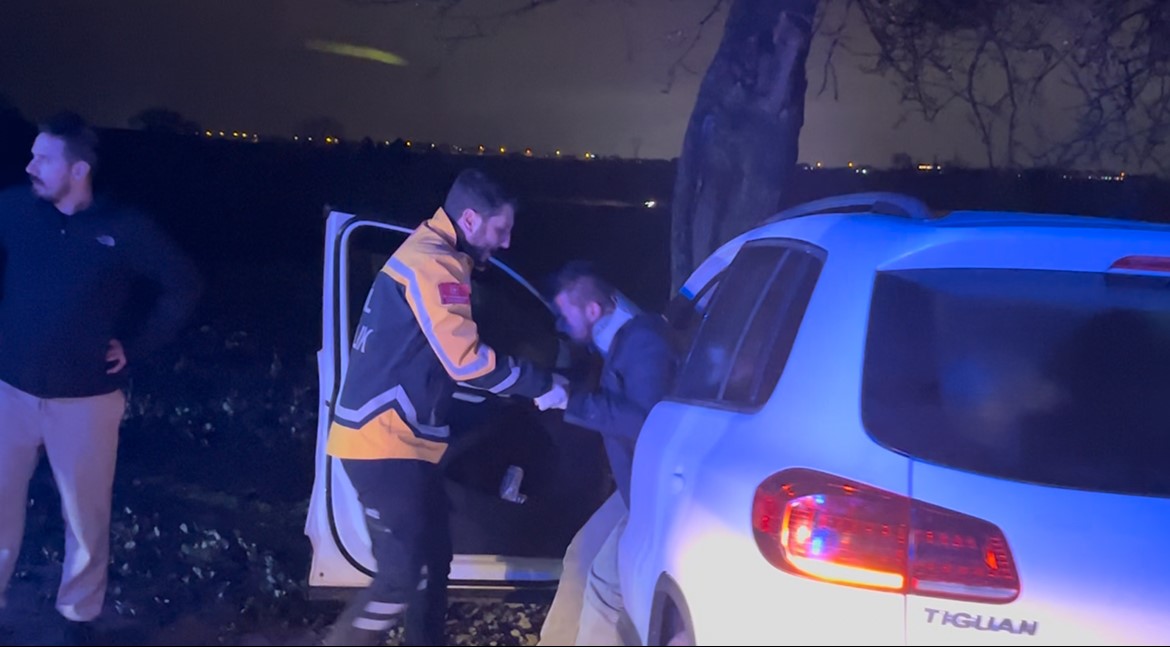 tarlaya giren otomobil agaca carpti surucu gozyaslarini tutamadi 1 ELDvlPTb