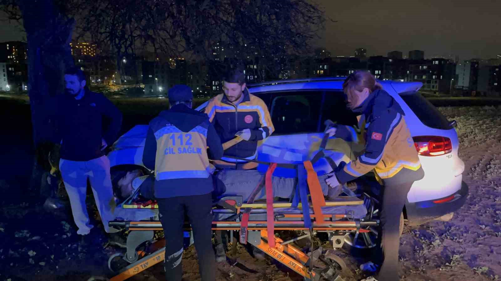tarlaya giren otomobil agaca carpti surucu gozyaslarini tutamadi 2 nMdw9mXu