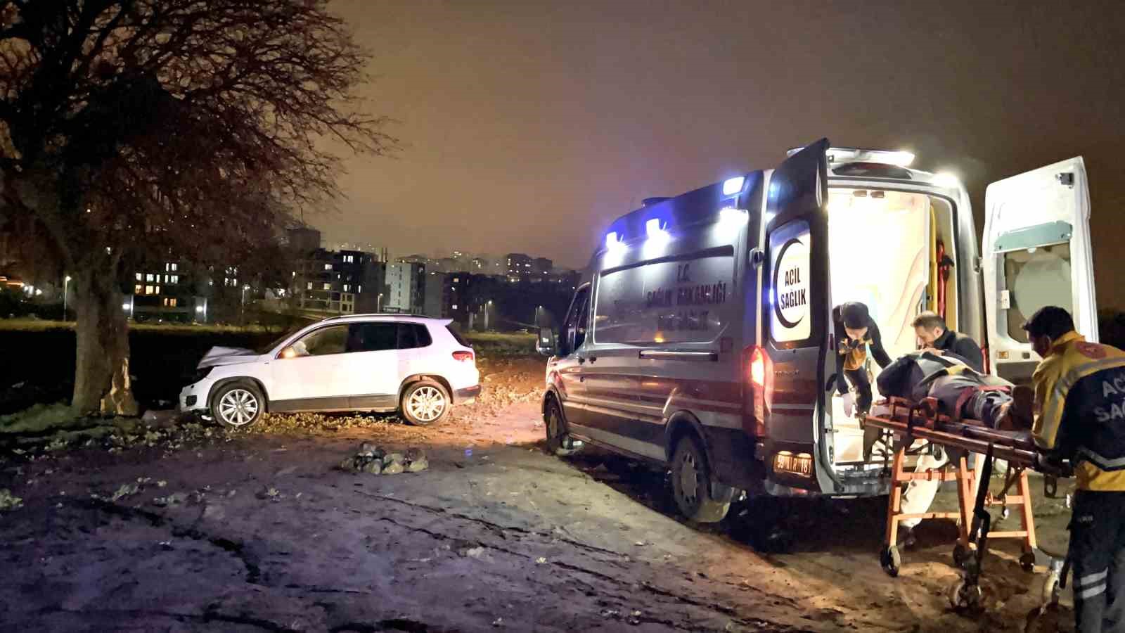 tarlaya giren otomobil agaca carpti surucu gozyaslarini tutamadi 3 HBvTe72Z