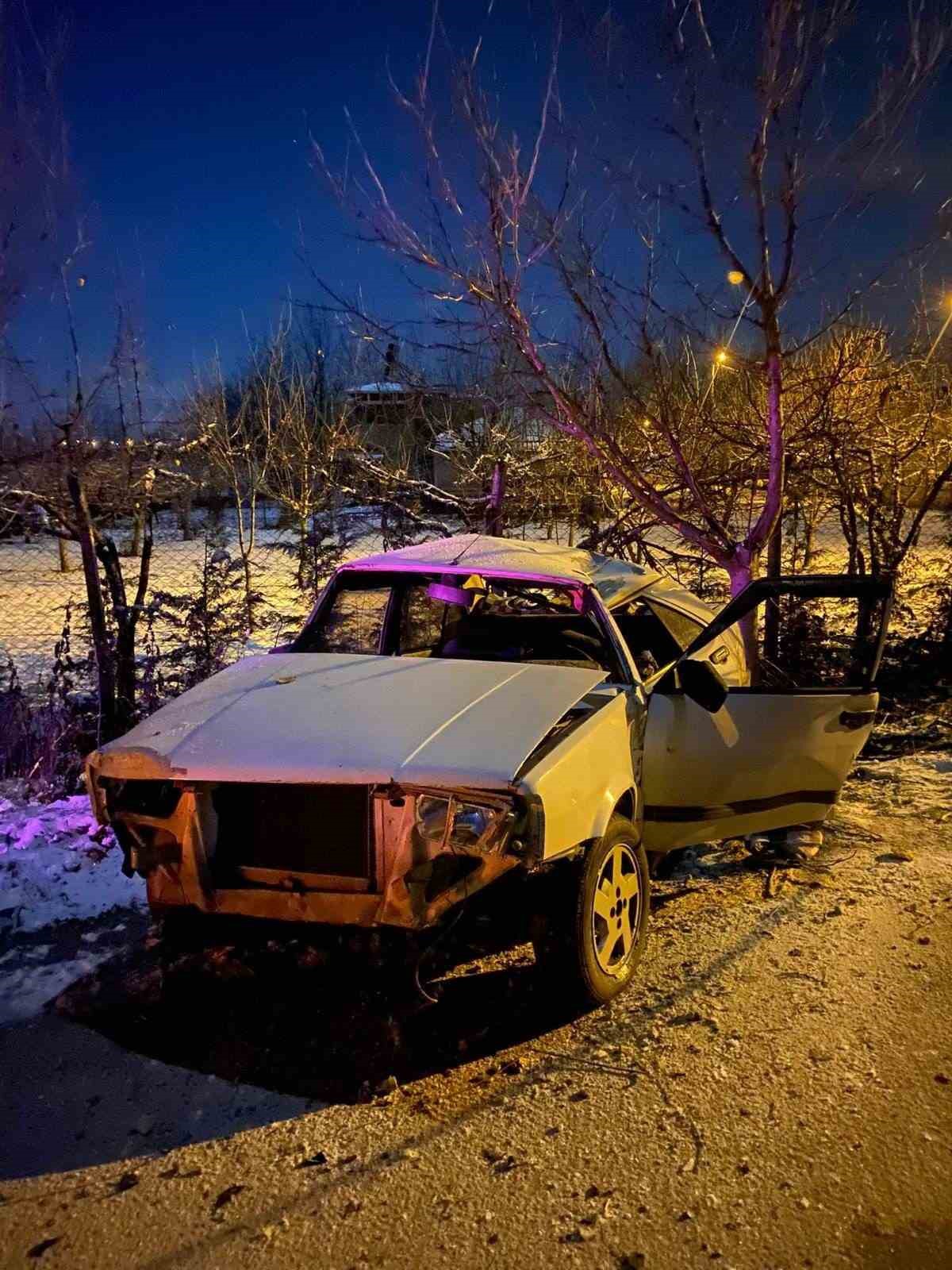 tarlaya ucan otomobil hurdaya dondu 1 yarali 1 AnymNKen