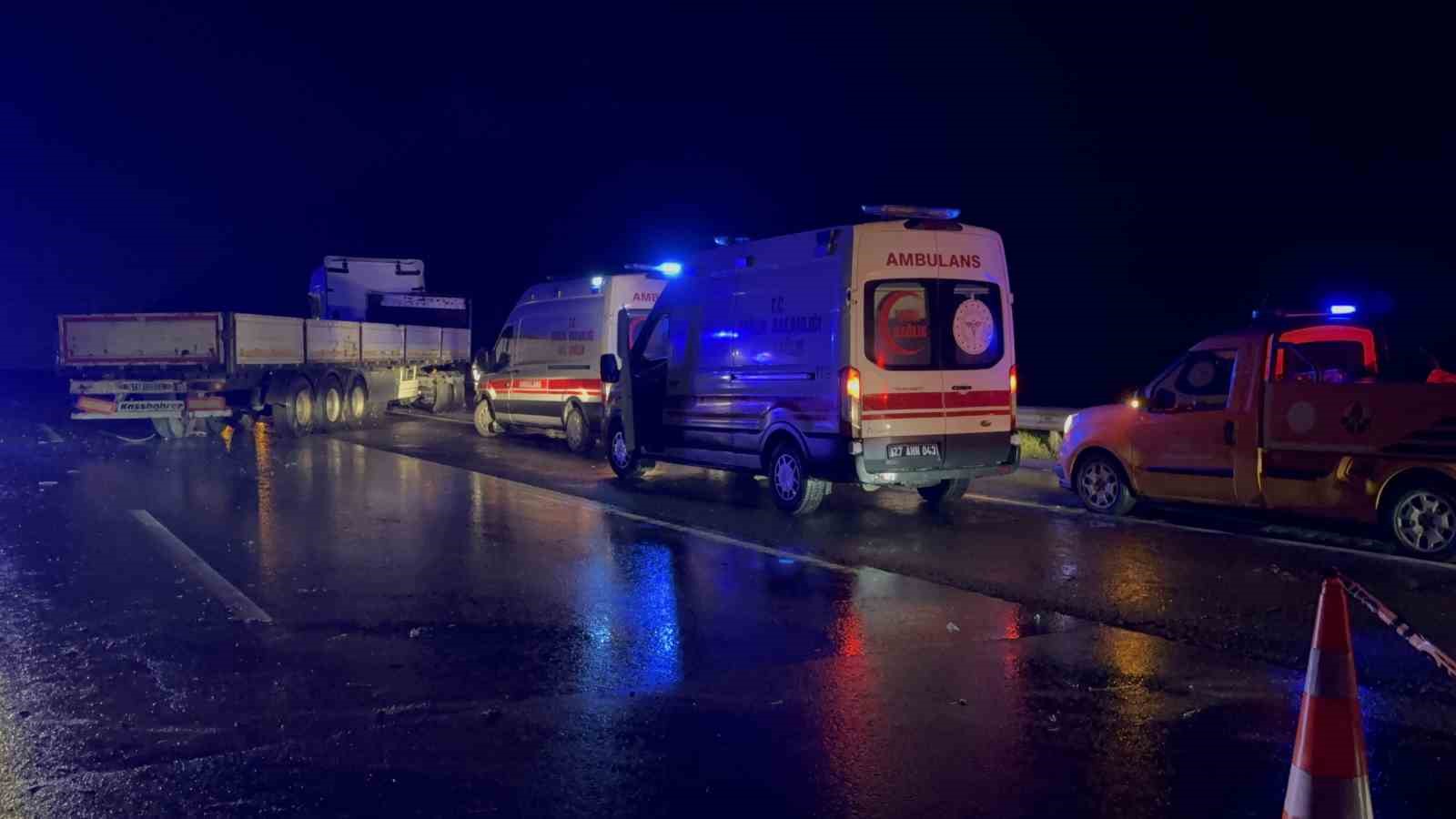 tarsus adana gaziantep otoyolunda kamyonet tirla carpisti 1 olu 1 yarali 0 J5zQOz9s