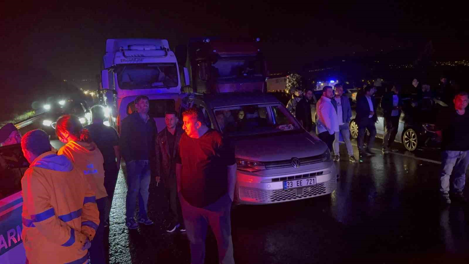tarsus adana gaziantep otoyolunda kamyonet tirla carpisti 1 olu 1 yarali 3 JycEjE4y