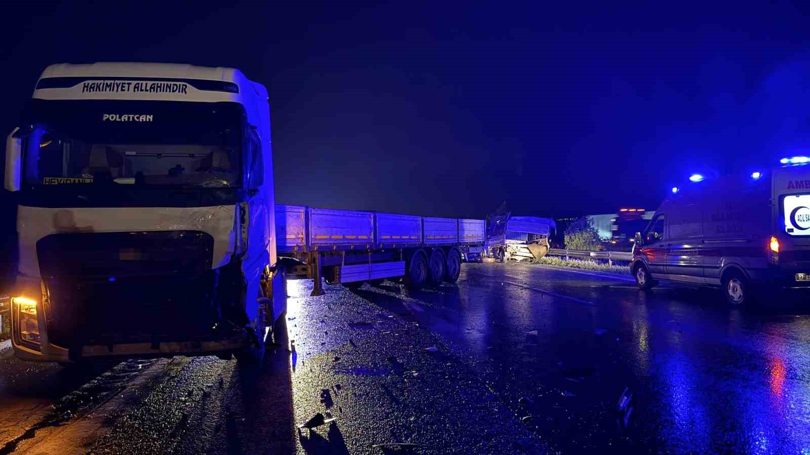 tarsus adana gaziantep otoyolunda kamyonet tirla carpisti 1 olu 1 yarali 4 EPtupMUY