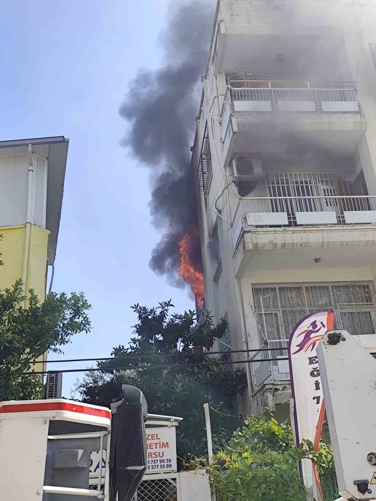 tarsusta apartman dairesinde yangin panigi 1 enRt6wvD